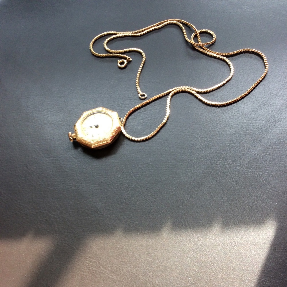 Vintage timepiece ⌚️chain not included 🥰